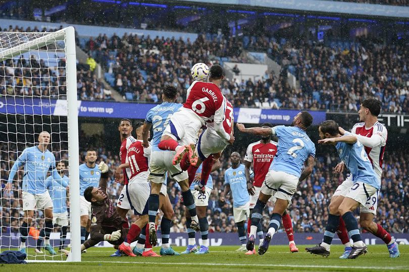 Bek Arsenal Gabriel Magalhaes menjebol gawang Manchester City di Etihad Stadium, Minggu (22/9/2024).