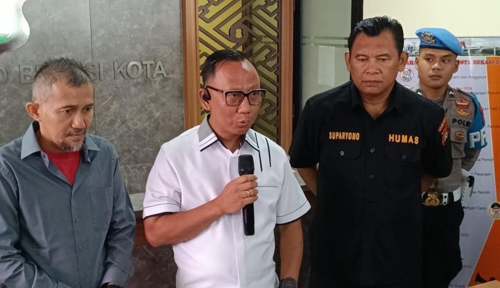 Polres Metro Bekasi Kota menjelaskan kronologi pembubaran sekelompok remaja yang melompat ke Kali Bekasi saat upaya pengamanan tawuran di Jalan Cipendawa, Jatiasih, Senin (23/9/2024). (Dok/Humas Polri)