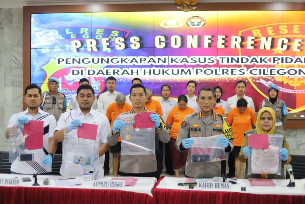 Kapolres Cilegon, AKBP Kemas Indra Natanegara, memberikan keterangan kepada media mengenai kasus pembunuhan anak perempuan berusia 5 tahun, Senin (23/9/2024). (Dok/Humas Polri)