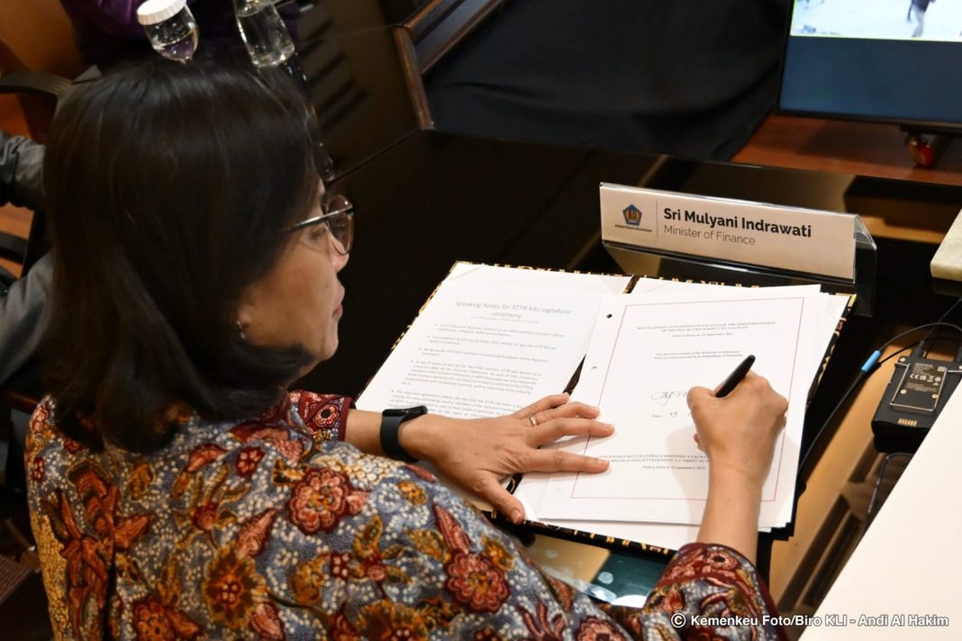 Menteri Keuangan, Sri Mulyani Indrawati menandatangani Multilateral Instrument Subject to Tax Rule (MLI STTR) bersama pimpinan 42 negara, Jakarta, Jumat (20/9/2024). (Dok/Kemenkeu)