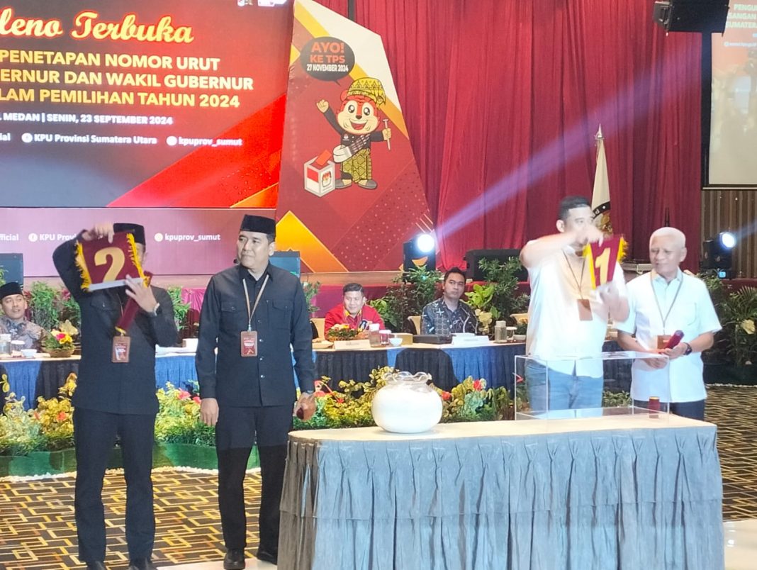 Kedua Paslon Gubernur dan Wagub menunjukkan nomor urut masing-masing pada Pilkada Sumut 2024, Senin (23/9/2024) di Hotel Grand Mercure Medan. (Dok/KPU Sumut)