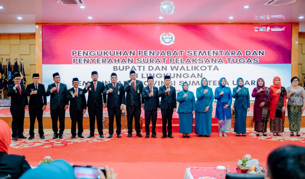 Wakil Wali Kota Medan H Aulia Rachman dilantik menjadi Plt Wali Kota Medan oleh Menteri Dalam Negeri Tito Karnavian bersama beberapa Plt kabupaten/kota lainnya di Aula Tengku Rizal Nurdin, Senin (23/9/2024). (Dok/Humas)