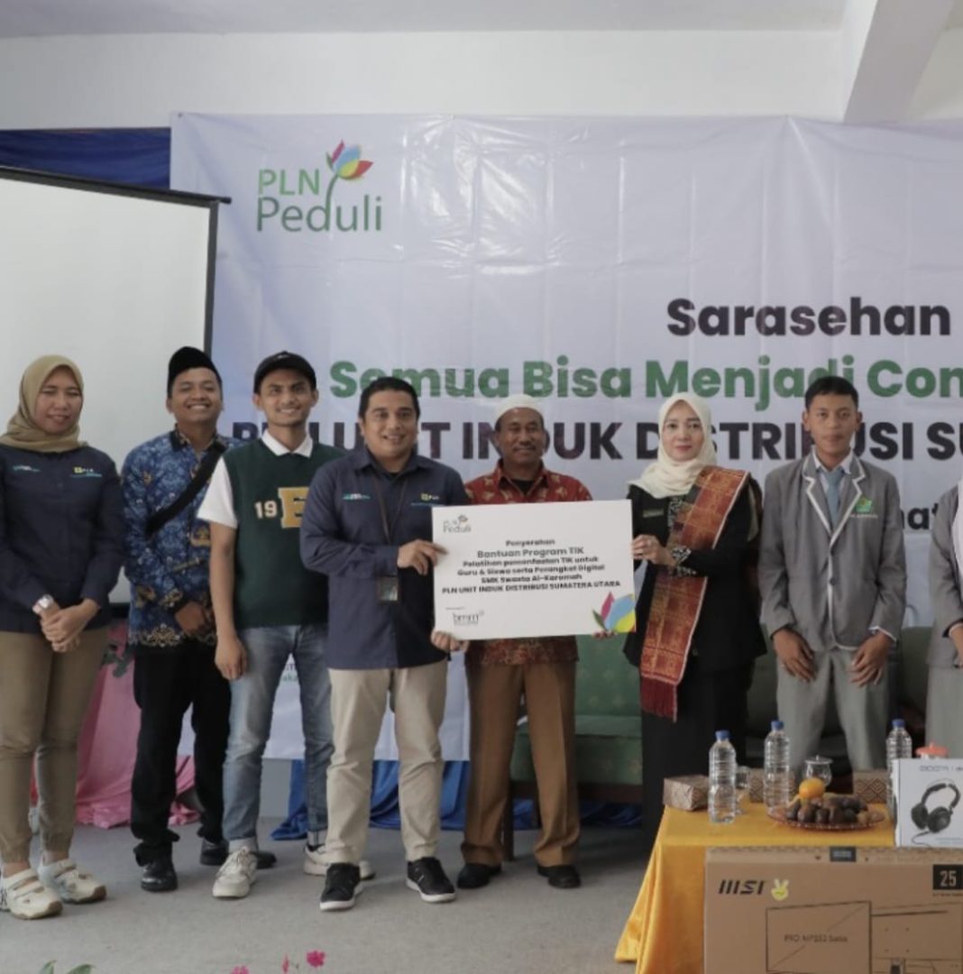 Manager Komunikasi dan TJSL PLN UID Sumut Surya Sahputra Sitepu melalui program PLN Peduli menyerahkan bantuan berupa perangkat digital ke SMK Karomah, Selasa (24/9/2024). (Dok/PLN)