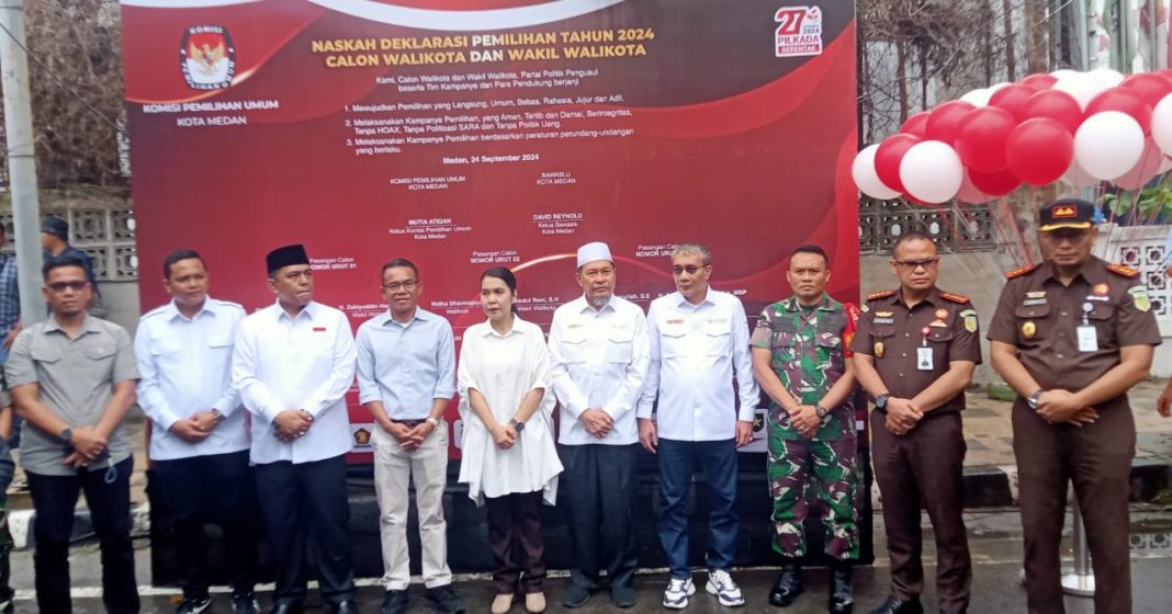 Ketua KPU Medan Mutia Atiqa bersama tiga Pasangan Calon Wali Kota dan Wakil Wali Kota Medan dan unsur Forkopimda, foto bersama pada deklarasi kampanye damai Pilkada Kota Medan, Selasa (24/9/2024) di Jalan Kejaksaan Medan.