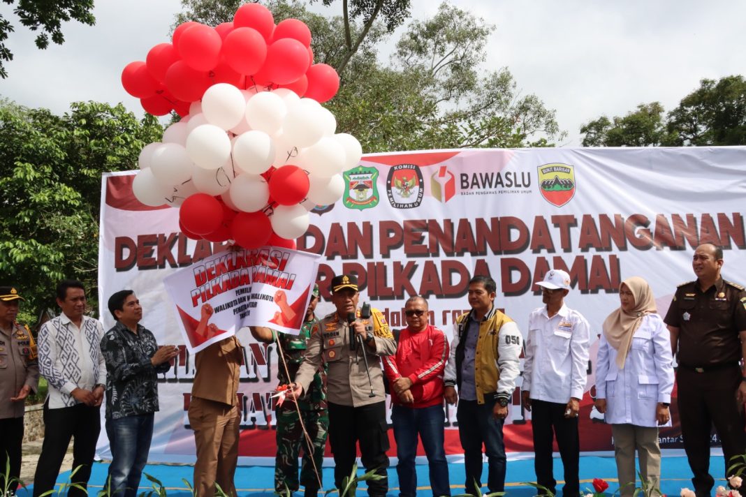 Kapolres Pematangsiantar AKBP Yogen Heroes Baruno bersama Forkopimda, KPU, Bawaslu dan perwakilan tim pasangan calon melepas balon saat Deklarasi dan Penandatanganan Ikrar Pilkada Damai di parkiran Siantar Hotel Jalan WR Supratman Kota Pematangsiantar, Selasa (24/9/2024).