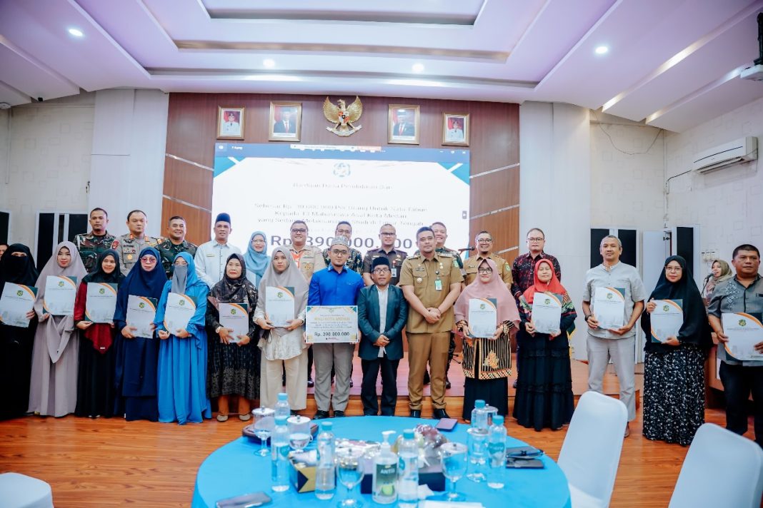 Bobby Nasution menyerahkan bantuan beasiswa bagi mahasiswa Kota Medan yang tengah kuliah di Timur Tengah, Selasa (24/9/2024) sebesar Rp390 juta di Balai Kota Medan. (Dok/Kominfo Medan)