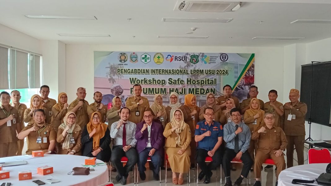 Direktur RSU Haji Medan dr Rehulina Ginting MKes foto bersama dengan lainnya usai resmi membuka workshop bertema Safe Hospital.