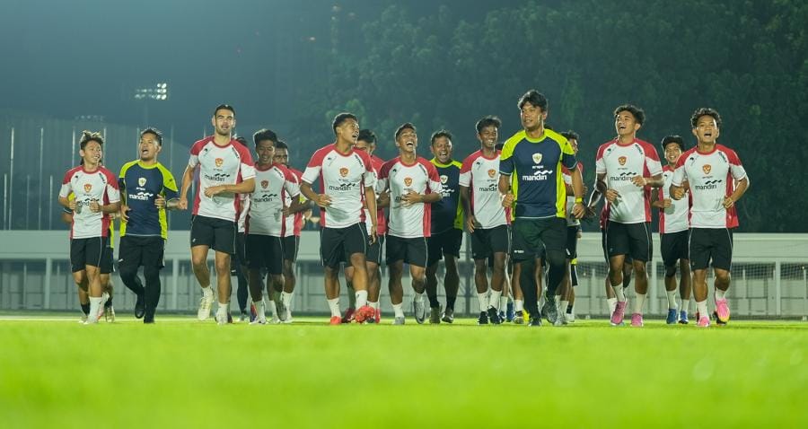 Pelatih Tim U-20 Indonesia Indra Sjafri bersama 23 pemain yang akan berlaga di Kualifikasi Piala Asia U-20 2025 di Stadion Madya, Jakarta. (Dok/PSSI)