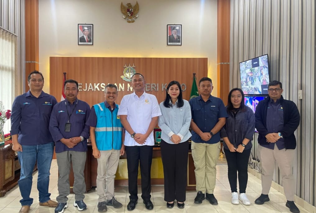 Kepala Kejaksaan Negeri Karo Darwis beserta jajaran foto bersama dengan Manager PLN UP3 Bukit Barisan Ramses Hutajulu beserta jajaran di kantor Kepala Kejaksaan Negeri Karo, Selasa (24/9/2024). (Dok/PLN)