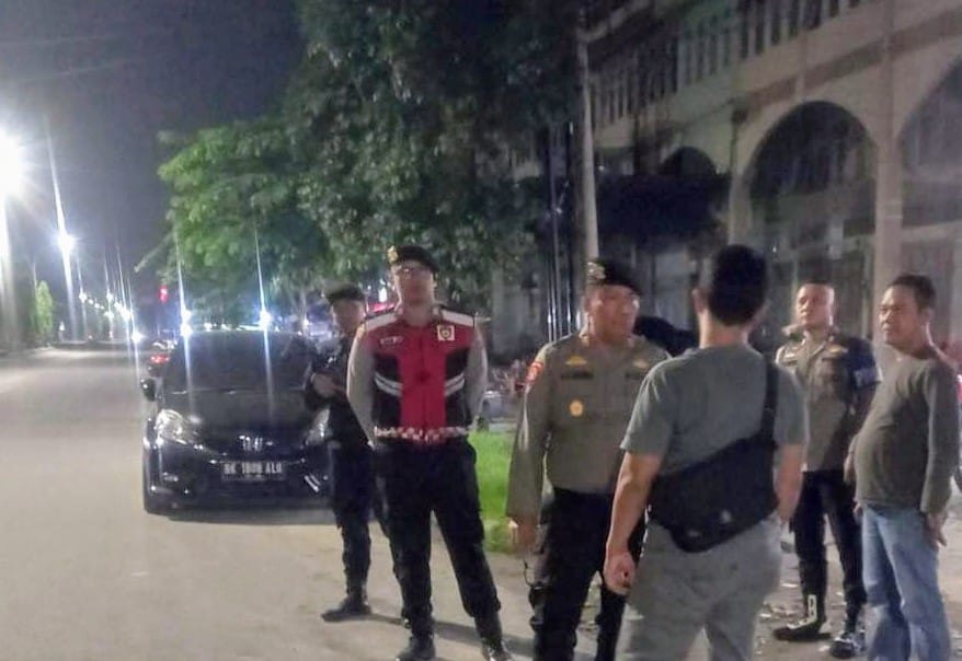 Sejumlah personel Polres Pelabuhan Belawan berjaga-jaga, pada salah satu lokasi rawan tindak kejahatan, dalam kegiatan Patroli Skala Besar menjelang pelaksanaan Pilkada Serentak 2024, Rabu subuh (25/9/2024). (Dok/Polres Belawan)