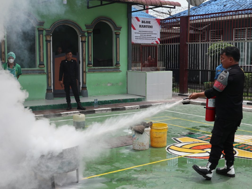 Petugas Rutan Tarutung bersama petugas Damkar Pemkab Taput melaksanakan simulasi penanganan kebakaran, Lapangan Serba Guna Rutan Tarutung, Selasa (24/9/2024). (Dok/KPR Rutan Tarutung)