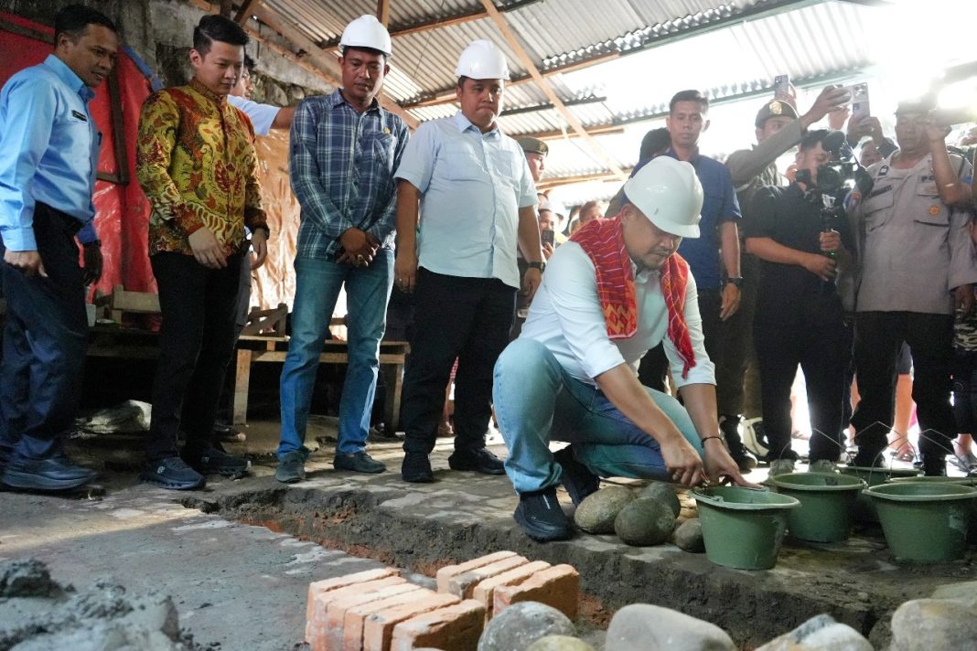 Peletakan batu pertama oleh Wali Kota Medan Bobby Nasution menjadi pertanda dimulainya revitalisasi Pasar Simalingkar di Jalan Jahe Raya, Kelurahan Mangga, Kecamatan Medan Tuntungan, Selasa sore (24/9/2024). (Dok/Kominfo Medan)