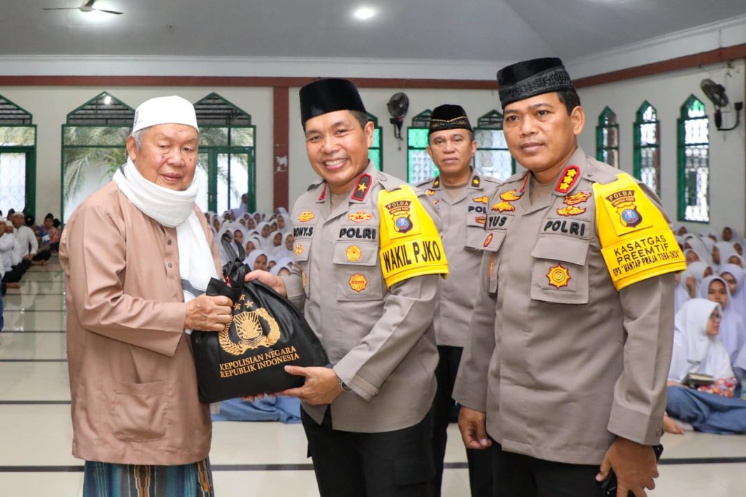 Wakapolda Sumut, Brigjen Pol Rony Samtana SIK MTCP, memberikan sumbangan sembako ke jamaah Masjid Al-Furqoon, Kecamatan Percut Sei Tuan, Rabu (25/9/2024). (Dok/Polda Sumut)