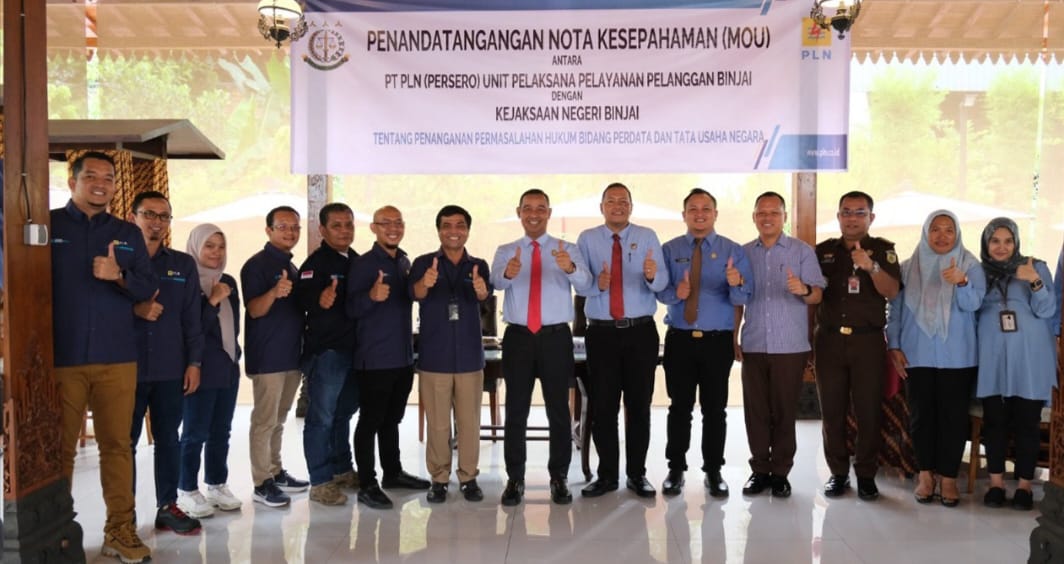 Manager PLN UP3 Binjai Darwin Simanjuntak foto bersama Kepala Kejaksaan Negeri Binjai Jufri SH MH masing-masing bersama staf dalam kegiatan penandatanganan nota kesepahaman (MOU), Selasa (24/9/2024). (Dok/PLN)