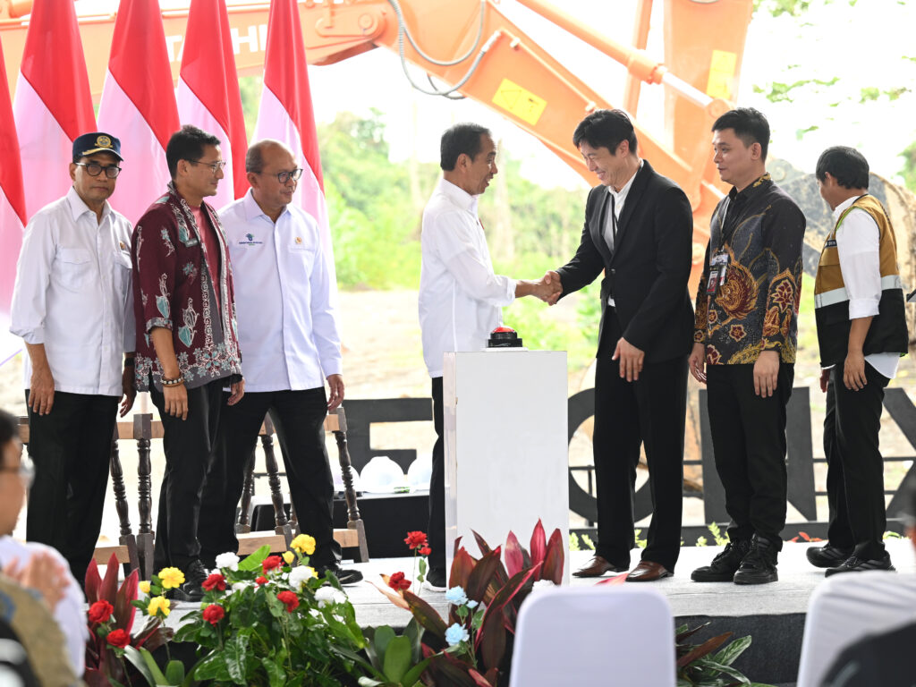 Presiden Jokowi melakukan peletakan batu pertama (groundbreaking) pembangunan Delonix Nusantara, di Ibu Kota Nusantara, Kalimantan Timur, Rabu (25/09/2024). (Dok/BPMI Setpres)