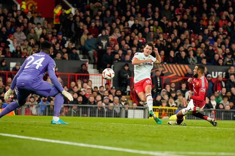 Noussair Mazraoui gagal mencegah Sam Lammers untuk mencetak gol dalam laga Liga Europa antara Manchester United vs Twente, Kamis (26/9/2024).