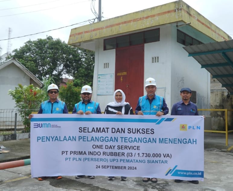 PLN UP3 Pematangsiantar melakukan penyalaan One Day Service pelanggan tegangan menengah dan foto bersama dengan pimpinan PT Prima Indo, Selasa (24/9/2024). (Dok/PLN).