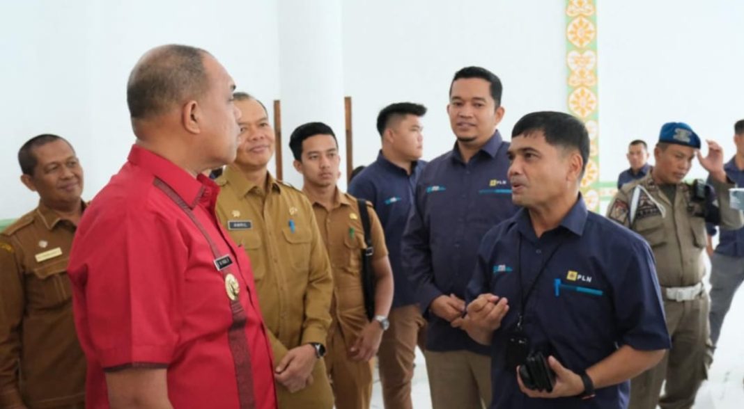 Manager PLN UP3 Binjai, Darwin Simanjuntak menjelaskan kepada Pj Bupati Langkat tentang inovasi kelistrikan dalam membantu para petani dan UMKM di Kabupaten Langkat, Rabu (25/9/2024). (Dok/PLN)