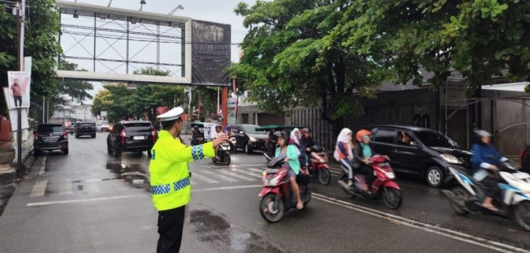 Personel Sat Lantas Polres Tebingtinggi saat melakukan pengaturan di sejumlah lokasi padat lalu lintas, di Kota Tebingtinggi, Kamis (26/9/2024) pagi. (Dok/Humas Polres Tebingtinggi)