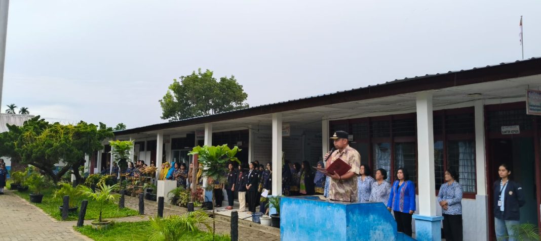 Camat Namorambe, Febri E Gurusinga memimpin pelaksanaan Apel Bersama dalam rangka Gerakan Edukasi Gizi dan Pencegahan Anemia melalui Pusat Informasi Konseling Remaja (PIK-R) yang berlangsung di SMPN 1 Namorambe, Kamis (26/9/2024).