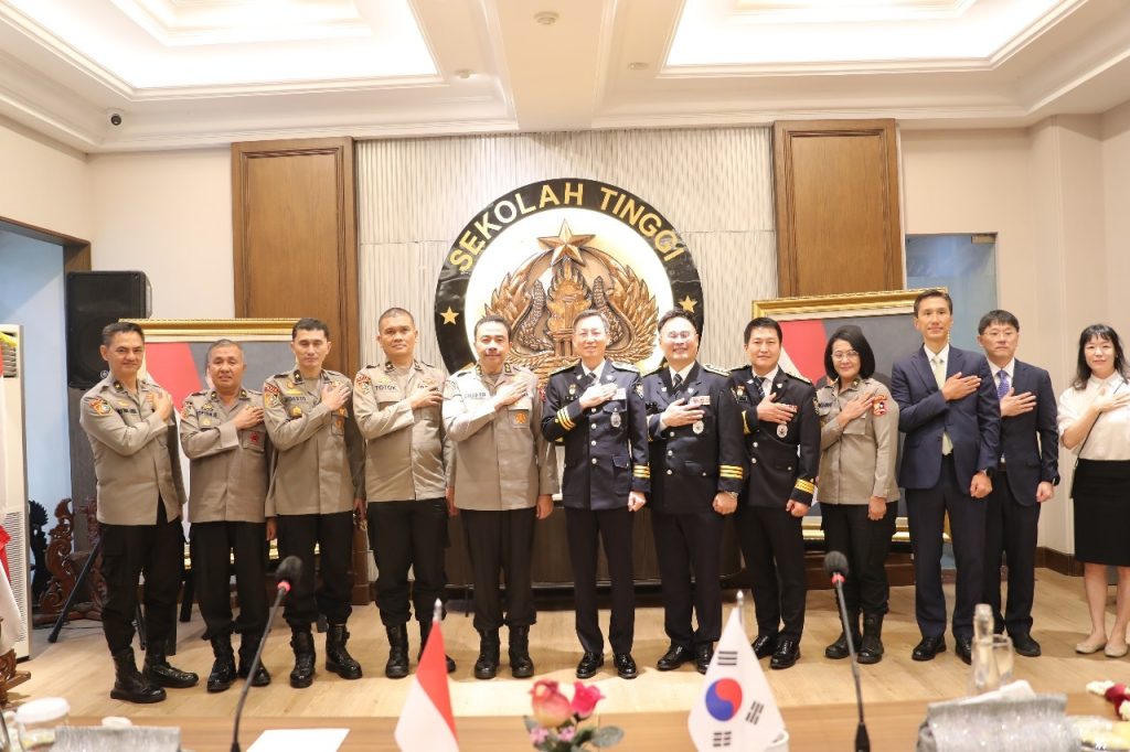 Presiden KPIA, Senior Superintendent General Lee Hyeongse, disambut oleh pejabat STIK Lemdiklat Polri dalam kunjungan resmi, Jakarta, Selasa (24/9/2024). (Dok/Humas Polri)