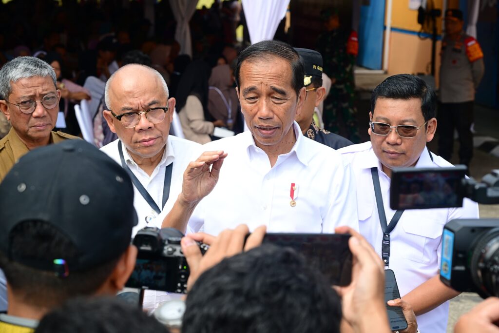 Presiden Jokowi memberikan keterangan pers setelah meninjau ketersediaan beras dan menyerahkan bantuan cadangan pangan pemerintah di Kompleks Pergudangan Tanah Grogot, Kabupaten Paser, Provinsi Kalimantan Timur, Kamis (26/09/2024). (Dok/BPMI Setpres)