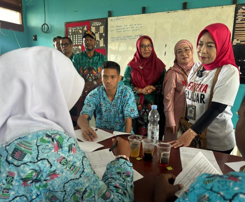 Dirjen GTK, Nunuk Suryani, mengunjungi siswa di sela-sela temu sapa dengan 261 Guru Penggerak se-Kabupaten Merauke, Selasa (24/9/2024). (Dok/Kemendikbudristek)