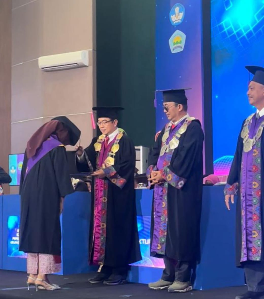 Direktur Polmed, Dr Ir Idham Kamil ST MT saat mewisuda seorang lulusan.