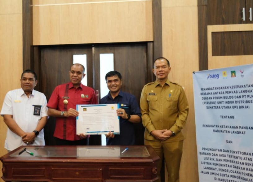 Manager PLN UP3 Binjai, Darwin Simanjuntak (dua dari kanan) bersama Pj Bupati Langkat, Muhamad Faisal Hasrimy (dua dari kiri) telah melakukan penandatanganan MOU antara PLN dengan Pemkab Langkat dan Bulog di kantor Bupati Langkat, Rabu (25/9/2024). (Dok/PLN)