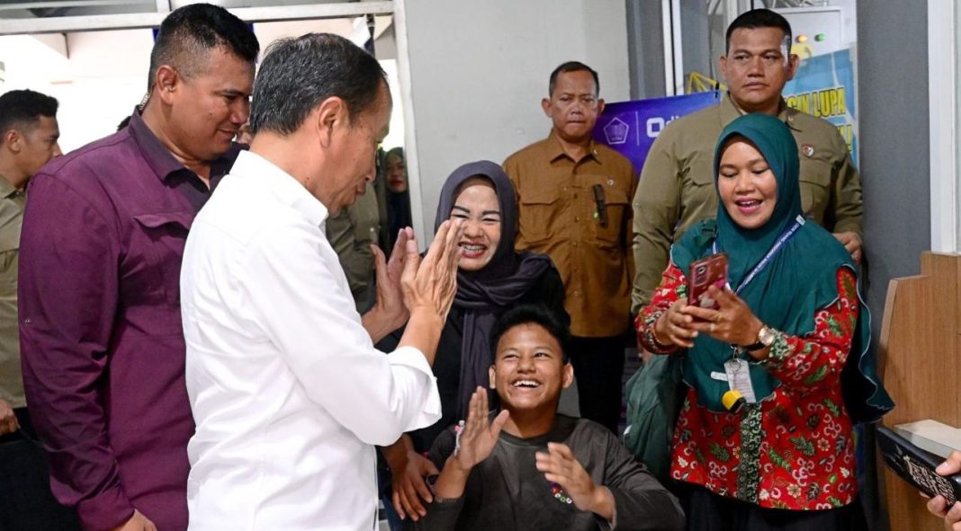 Presiden Jokowi mengunjungi Pasar Sanggam Adji Dilayas, Kabupaten Berau, Provinsi Kalimantan Timur.