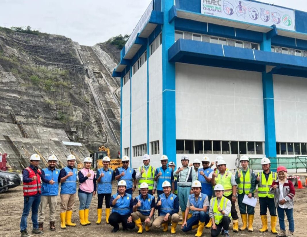 GM PLN UIP SBU Hening Kyat Pamungkas foto bersama saat melakukan site visit (kunjungan) ke lokasi proyek PLTA Peusangan 1 & 2, Selasa, (24/9/2024). (Dok/PLN)