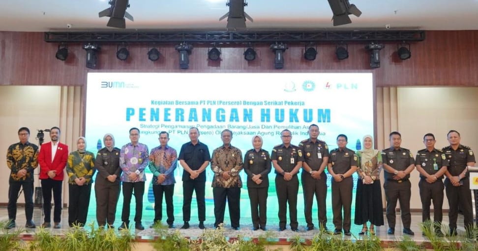 Unsur petinggi PT PLN (Persero) foto bersama dengan Kejaksaan dalam kegiatan Penerangan Hukum bertajuk “Strategi Pengamanan Pengadaan Barang/Jasa dan Pemulihan Aset di lingkungan PLN” yang digelar di Medan, Kamis (26/9/2024). (Dok/PLN)