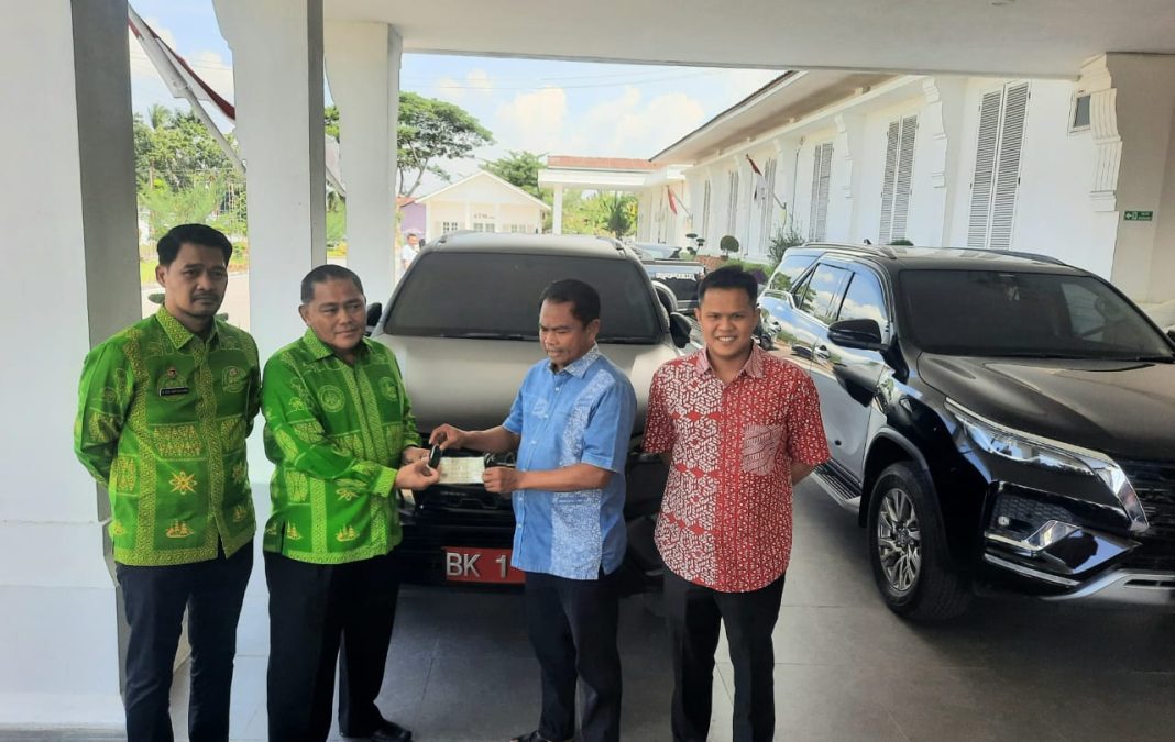 Calon Bupati Sergai, Darma Wijaya didampingi calon Wakil Bupati Adlin Tambunan mengembalikan mobil dinas ditandai penyerahan kunci mobil yang diterima Administrasi Umum Setdakab Sergai Kaharuddin didampingi Kepala BPKAD Raden Cici Sistiansyah, Jumat (27/9/2024).