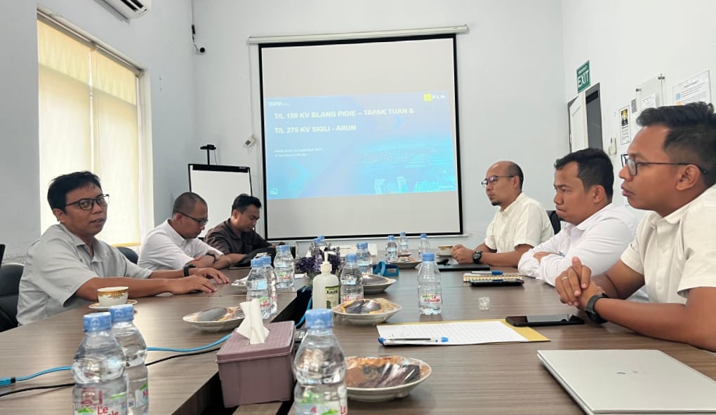 GM PLN UIP SBU Hening Kyat Pamungkas memimpin meeting dengan UPP SBU 1 yang digelar di Kantor PLN UPP Sumbagut 1, Jalan Jenderal Sudirman, Geuceu Kayee Jatho, Nomor: 11 Banda Raya, Kota Banda Aceh, Senin,(23/9/2024). (Dok/PLN)