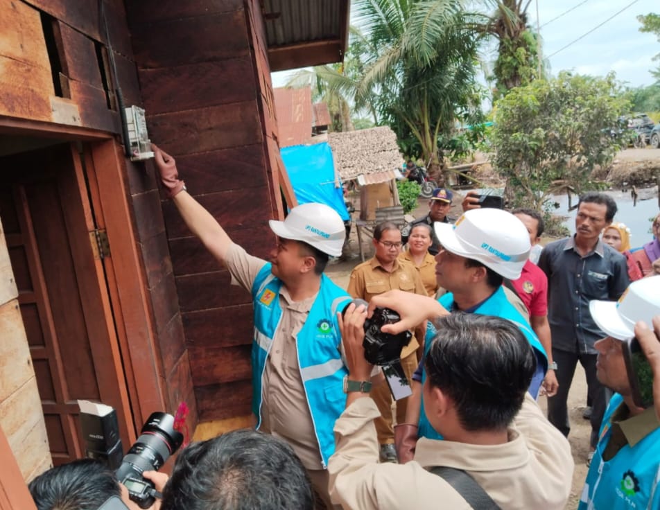 Secara simbolis Bupati Labura Dr Hendriyanto Sitorus SE MM melakukan penyalaan di salah satu rumah yang ada di Desa Sungai Apung, Kecamatan Kualuh Hilir, Kabupaten Labuhanbatu Utara, Sumut. (Dok/PLN)