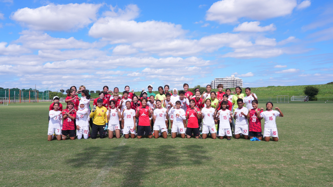 Timnas Putri Indonesia berpose bersama para pemain Urawa Reds Ladies pada laga uji coba pertama dalam pemusatan latihan di Jepang, Kamis (26/9/2024). (Dok/PSSI)