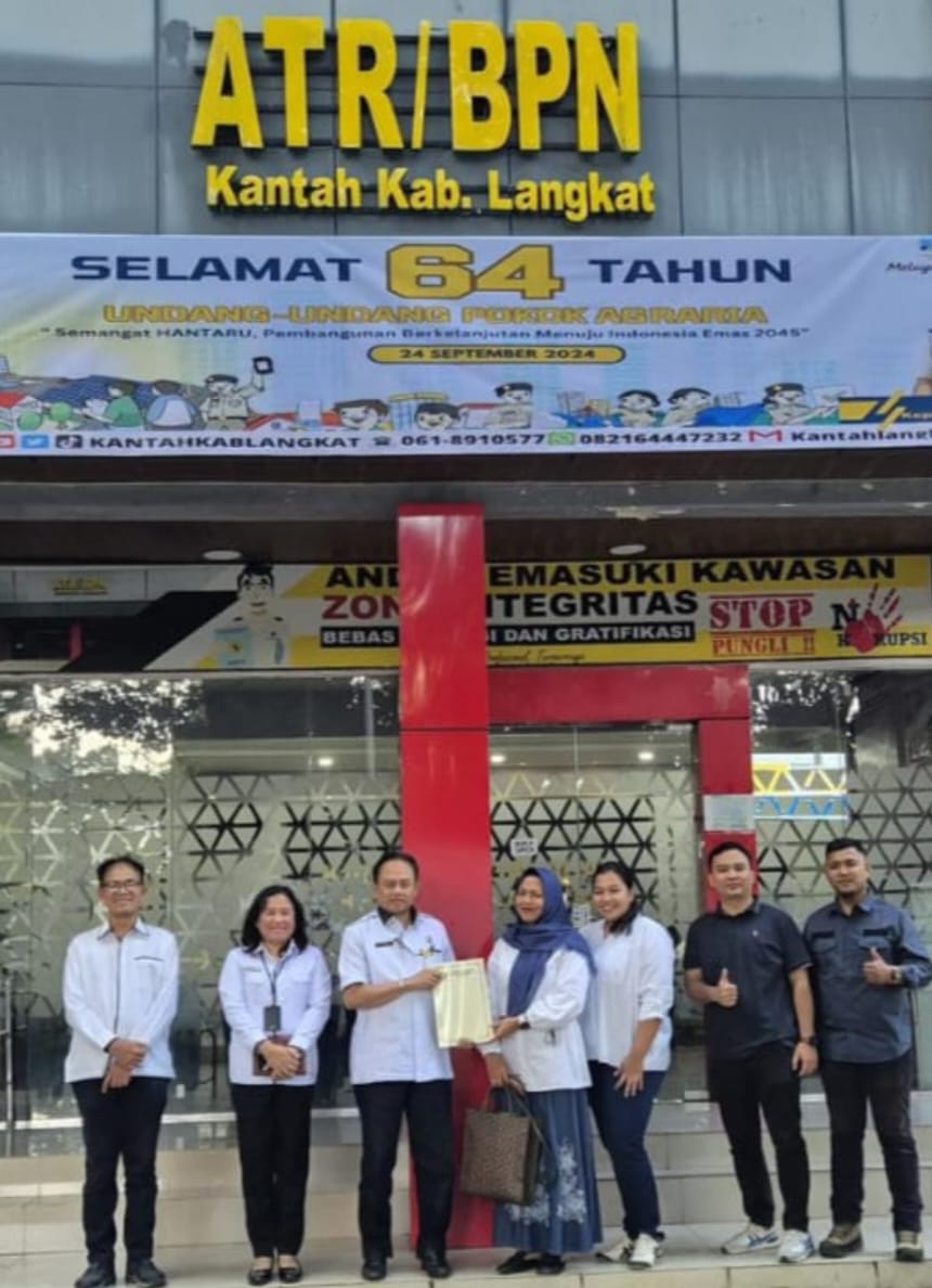 Tim PLN UIP SBU foto bersama seusai berkolaborasi dengan pihak Kantor Pertanahan (Kantah) Langkat dalam penerbitan Pertimbangan Teknis Pertanahan Penerbitan Persetujuan Kesesuaian Kegiatan Pemanfaatan Ruang (KKPR). (Dok/PLN)