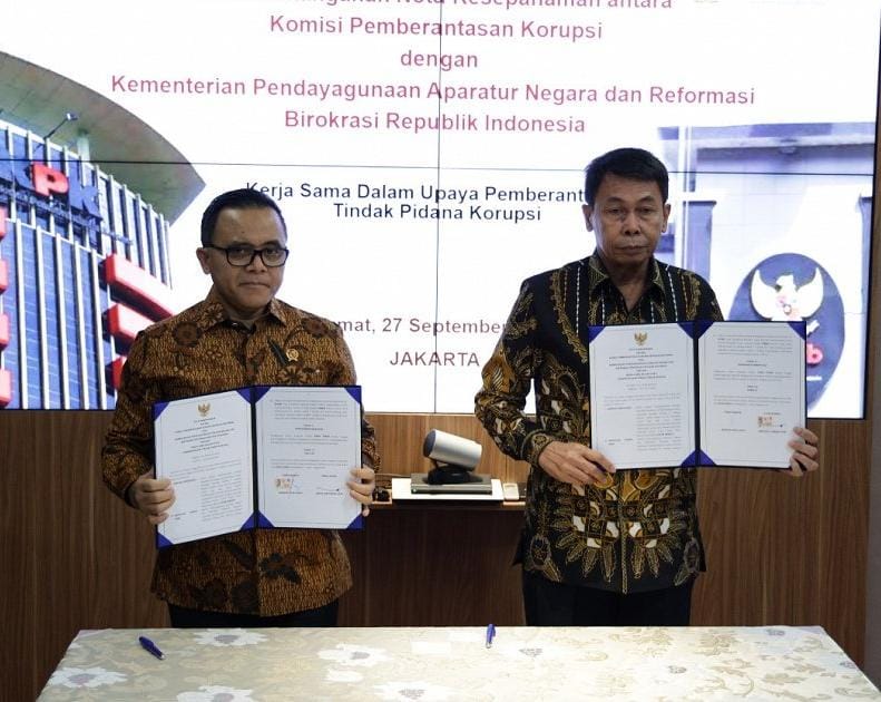 Menteri PANRB Abdullah Azwar Anas (kiri) dan Ketua KPK Nawawi Pomolango menandatangani Nota Kesepahaman dalam Upaya Pemberantasan Tindak Pidana Korupsi, Jakarta, Jumat (27/9/2024). (Dok/Humas KPK)