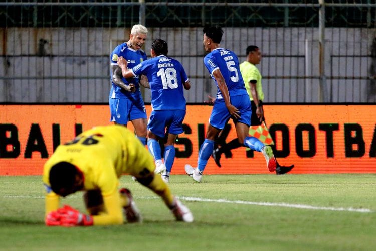 Selebrasi pemain Persib Bandung seusai menjebol gawang Madura United dalam lanjutan Liga 1, Sabtu (28/9/2024).