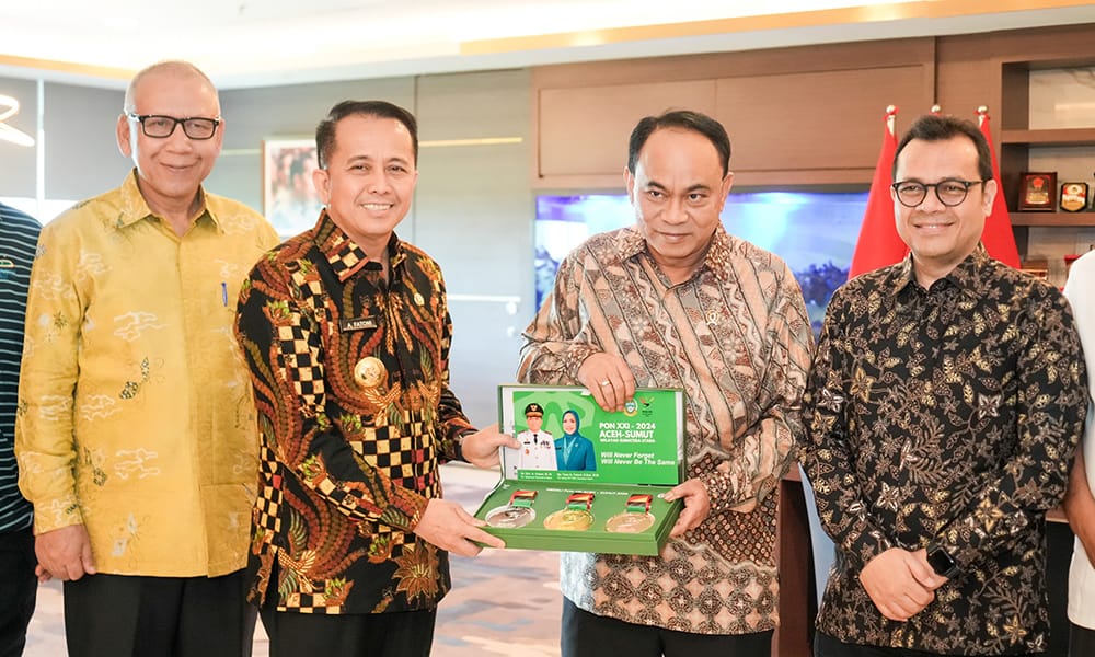 Pj Gubernur Sumut Agus Fatoni memberikan penghargaan kepada Menkominfo Budi Arie di Kantor Kementerian Kominfo, Jakarta, Jumat (27/9/2024). (Dok/Diskominfo Sumut)