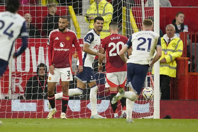 Striker Tottenham Dominic Solanke merayakan golnya ke gawang Manchester United di Old Trafford, Minggu (29/9/2024).