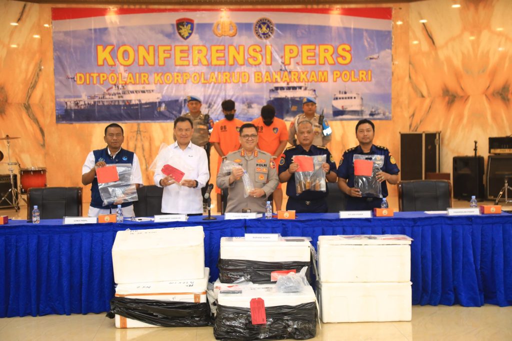 Konferensi pers kasus penyelundupan 100.000 benih bening lobster yang digelar di Ditpolair Korpolairud Baharkam Polri, Tanjung Priok, Jakarta Utara, Kamis (17/10/2024). (Dok/Humas Polri)