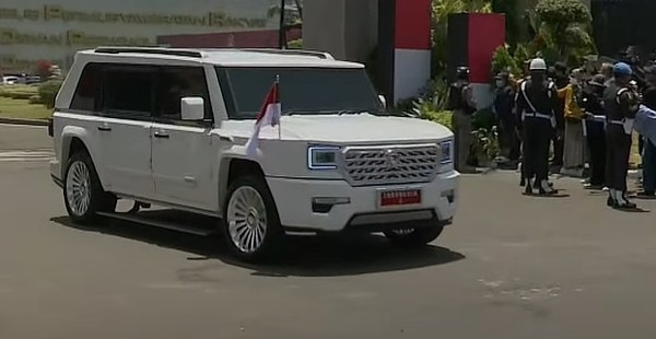 Prabowo naik Maung Garuda 'Indonesia 1'.