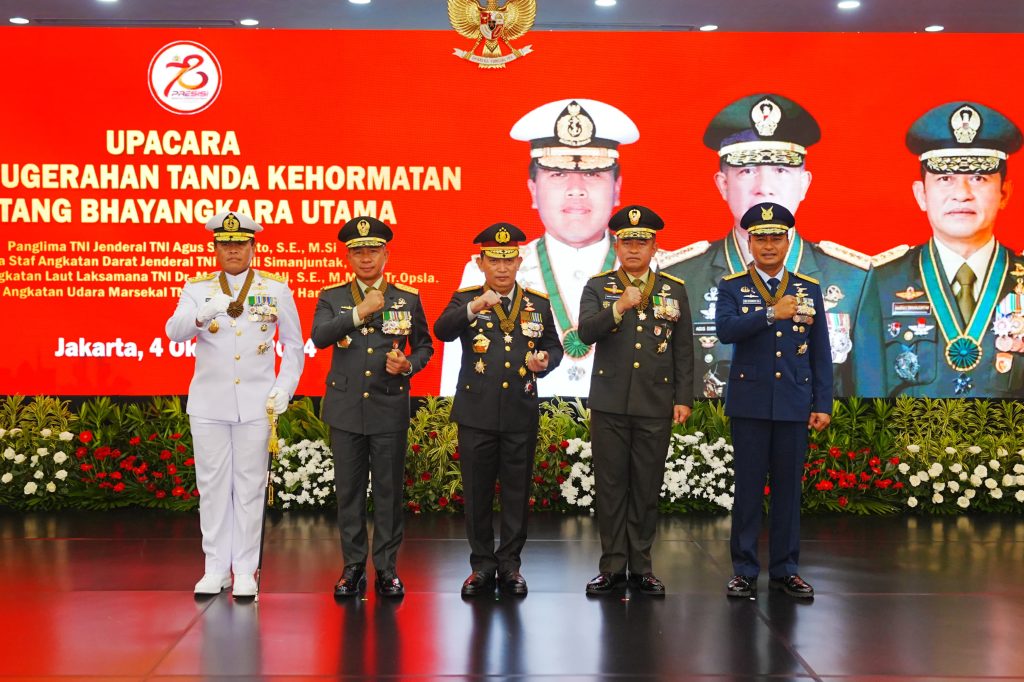 Kapolri Jenderal Listyo Sigit Prabowo menyematkan tanda kehormatan BBU kepada Panglima TNI Jenderal Agus Subiyanto di Gedung Rupattama Mabes Polri, Jakarta Selatan, Jumat (4/10/2024). (Dok/Humas Polri)