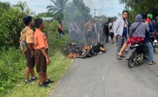 Sepeda motor pelaku diduga geng motor yang tusuk tangan pesepeda dibakar massa.