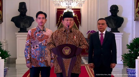 Presiden Prabowo Subianto mengumumkan nama-nama menteri Kabinet Merah Putih di Istana Kepresidenan Jakarta, Minggu malam (20/10/2024).