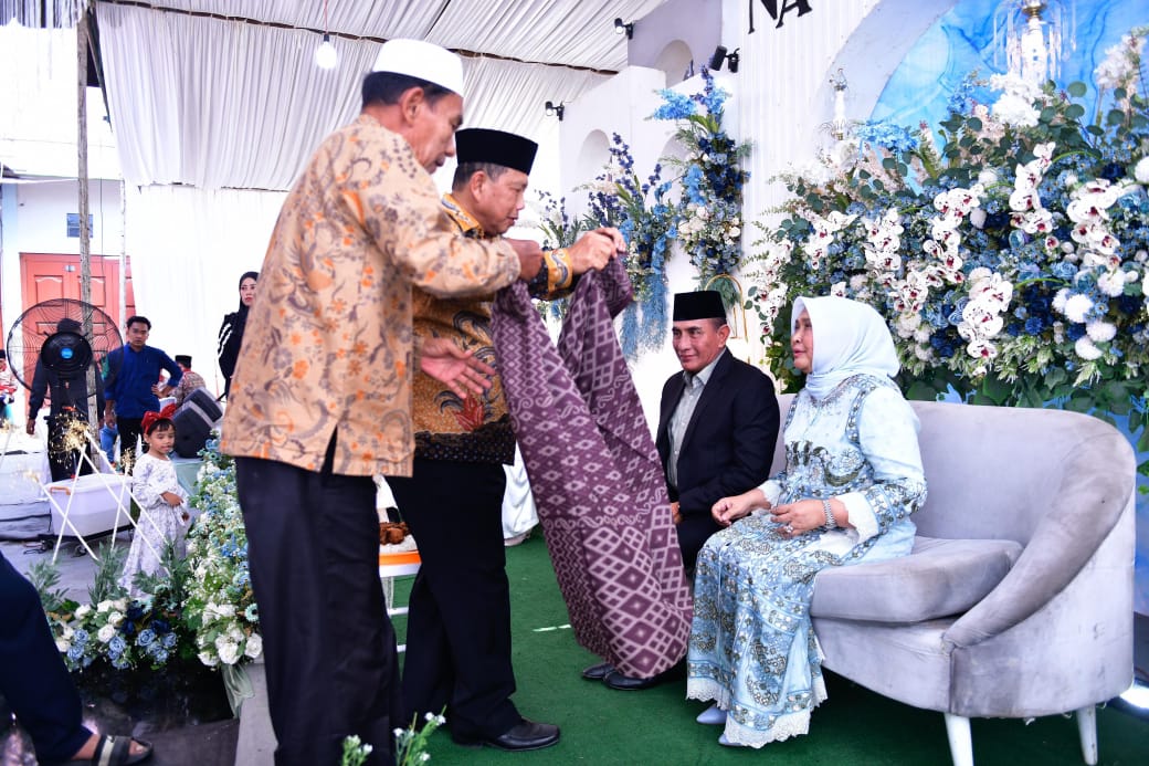 Calon Gubernur Sumut nomor urut 2, Edy Rahmayadi bersama sang istri Nawal Lubis diupah-upah oleh tokoh masyarakat Kabupaten Labusel di Jalan Simaninggir, Kelurahan Kota Pinang, Kecamatan Kota Pinang, Senin (30/9/2024). (Dok/Tim ER)