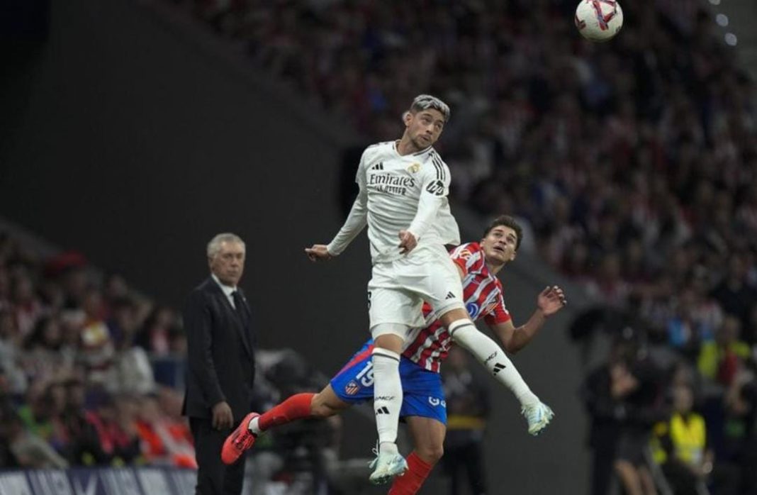 Duel Julian Alvarez dengan Federico Valverde di laga Atletico Madrid vs Real Madrid di Civitas Metropiolitano, Senin (30/9/2024).