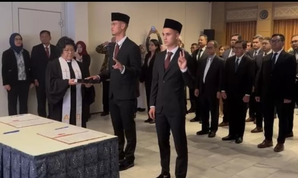 Mees Hilgers dan Eliano Reijnders resmi menjadi Warga Negara Indonesia setelah menjalani sumpah di KBRI Brussels, Belgia, Senin (30/9/2024).