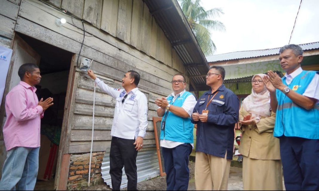 Anggota Komisi VII DPR RI Hendrik H Sitompul secara simbolis melakukan penyalaan listrik di rumah salah satu penerima BPBL atas nama Sanjaya, di Desa Suka Rende, Kecamatan Kutalimbaru, Kabupaten Deliserdang, Sumut, Senin (30/9/2024). (Dok/PLN)